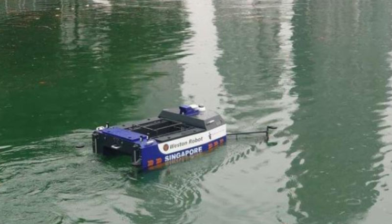 water surface cleaning robot