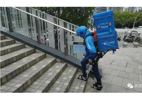 테이크아웃 직원에 적용된 중국 외골격 로봇
