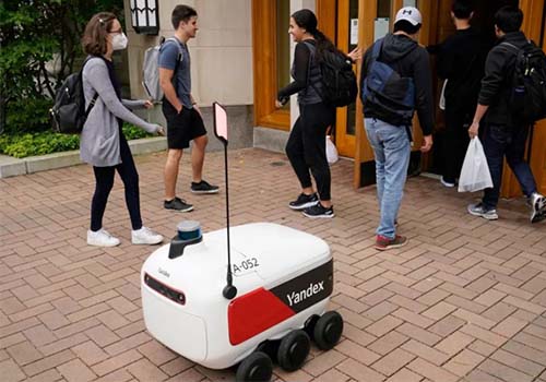 AMR 로봇은 거리에서 음식을 배달합니다. 테이크아웃 작업은 대체될까요?