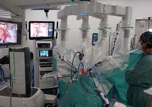 갈비뼈를 자르지 않고 스페인 외과 의사가 세계 최초의 로봇 폐 이식을 수행합니다.